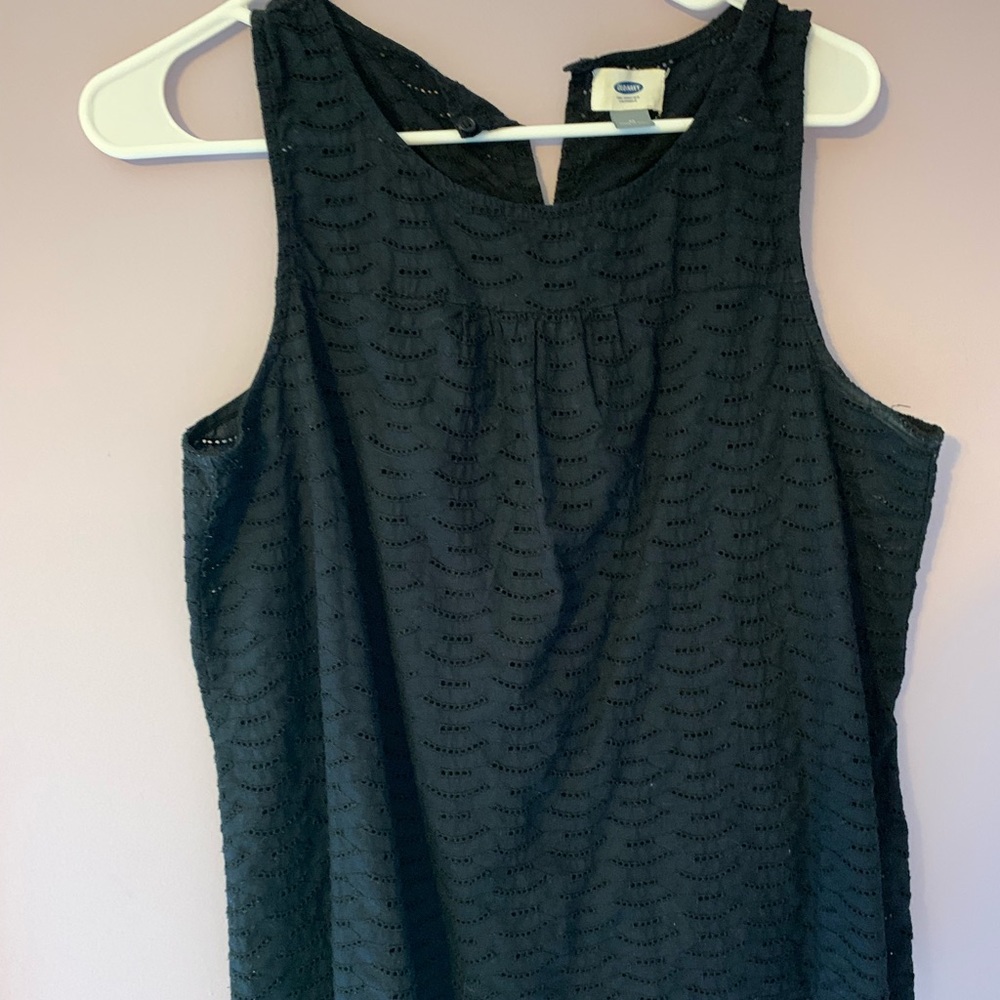 detailed black tank top.